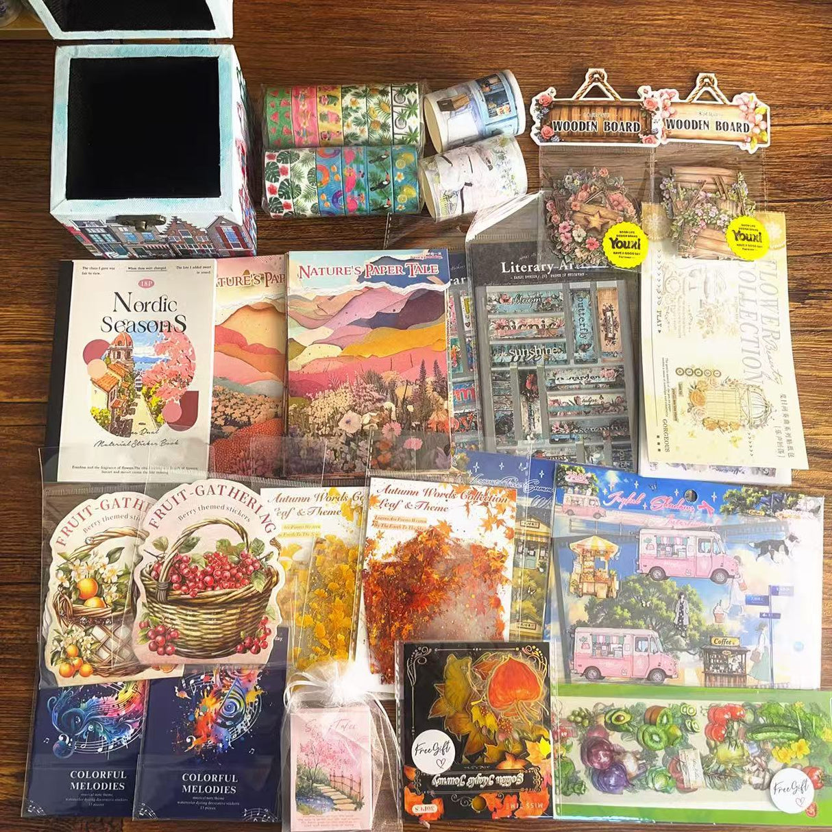 mysteriepaket med 1 dekorationslåda (slumpmässiga klistermärken, papper, stämplar, andra förnödenheter)