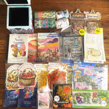 mysteriepaket med 1 dekorationslåda (slumpmässiga klistermärken, papper, stämplar, andra förnödenheter)