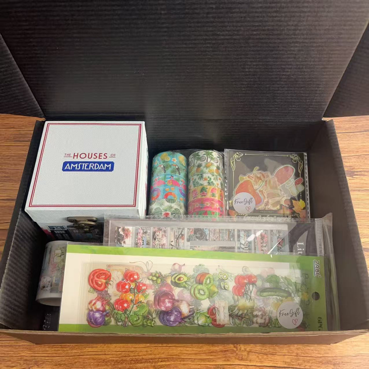 mysteriepaket med 1 dekorationslåda (slumpmässiga klistermärken, papper, stämplar, andra förnödenheter)